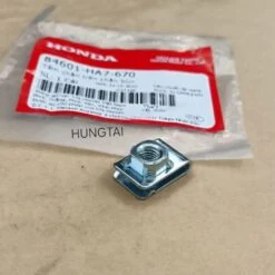Ốc chặn, pass kẹp dè nhựa chắn bùn WAVE A, ALPHA, RS, S100... zin 84601-HA7-670