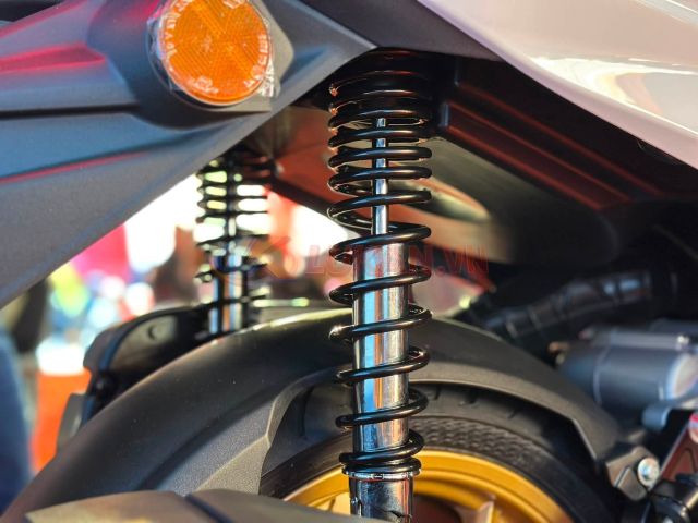 Cyclone RT5 mau xe ga khien Honda SH phai de chung 26 ma luc ABS 2 kenh TPMS va kinh gio dien - 13